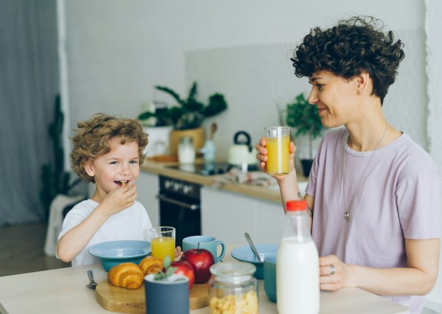 Ibu dan anak menikmati sarapan bersama di rumah