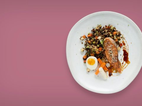Hidangan sehat dengan aneka bahan makanan bergizi seimbang